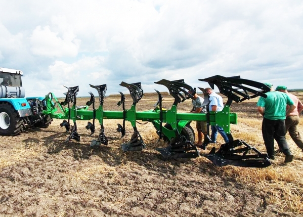 PON 5+ Semi-mounted reversible plow